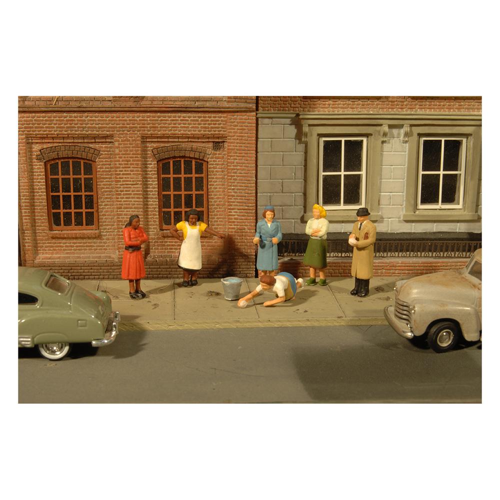 Bachmann HO Sidewalk People (7 pc)