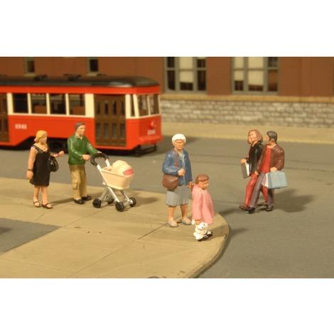 O-Scale Strolling People