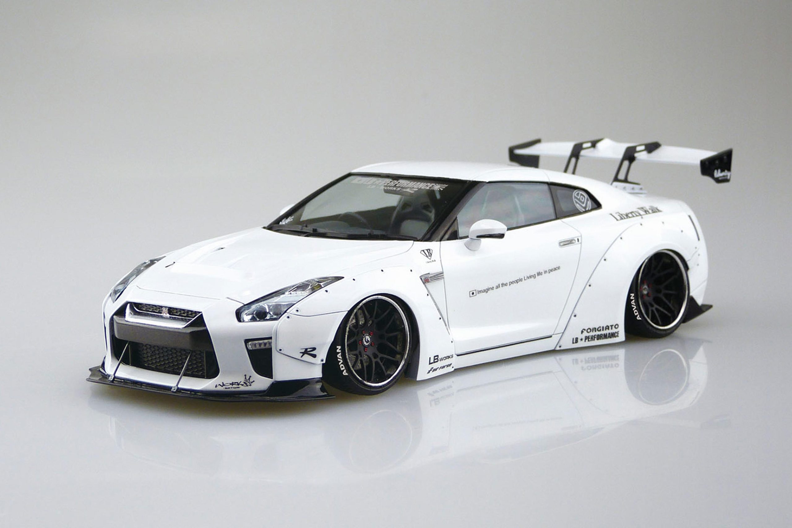 Aoshima 1/24 Nissan Liberty Walk R35 GT-R Type 1.5 2-Door Model Kit